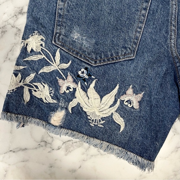 We the Free you’re my butterfly embroidered denim cutoff shorts size 25 - Picture 10 of 11